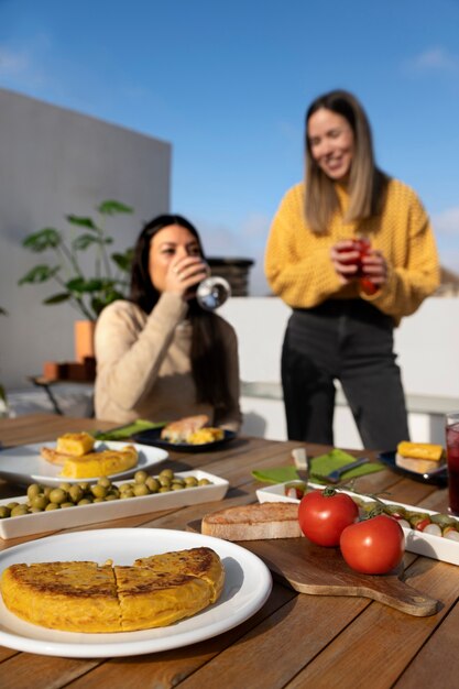 Foto gratuita donne di tiro medio con cibo delizioso