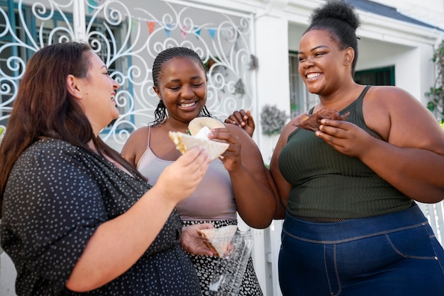 Foto gratuita donne di tiro medio con cibo delizioso