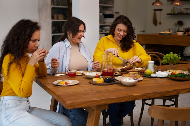 Foto gratuita donne di tiro medio con cibo delizioso