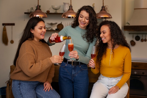 Foto gratuita donne di tiro medio con cibo delizioso