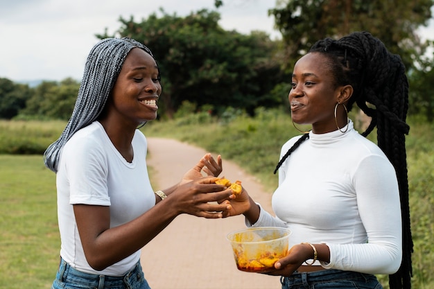 Foto gratuita donne di tiro medio con un pranzo delizioso