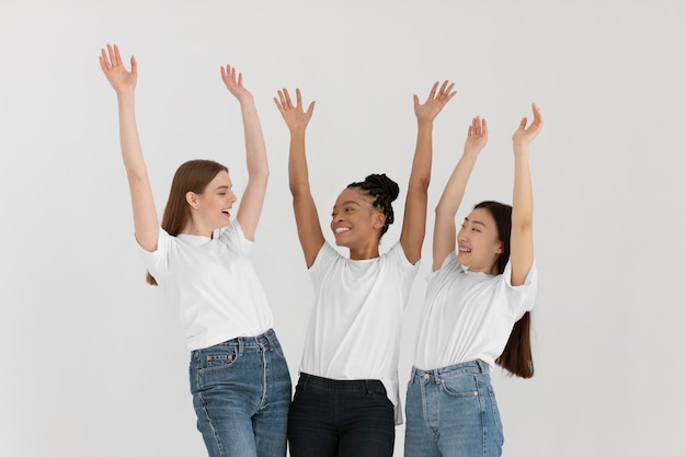 Foto gratuita donne di tiro medio con le mani in alto