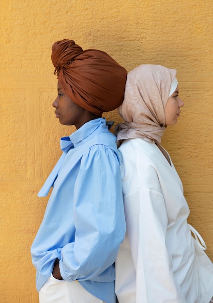 Женщины среднего роста в хиджабе позируют вместе