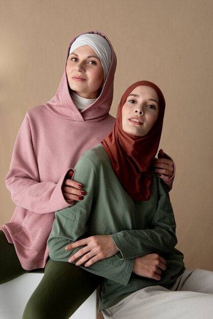 Женщины среднего кадра в хиджабе позируют