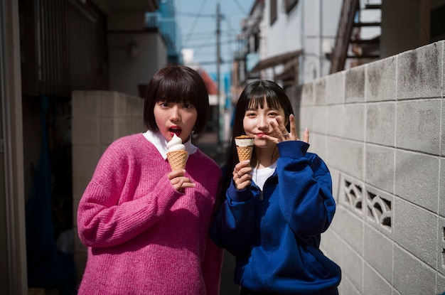 Free photo medium shot women with ice creams