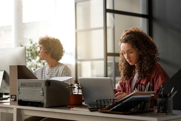 Free photo medium shot women working at desk