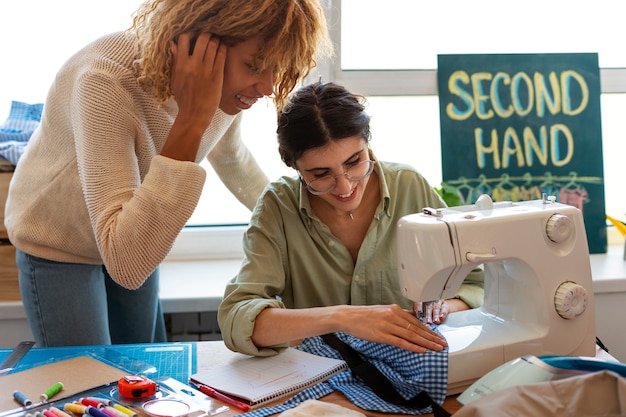 Free photo medium shot women working at resale shop