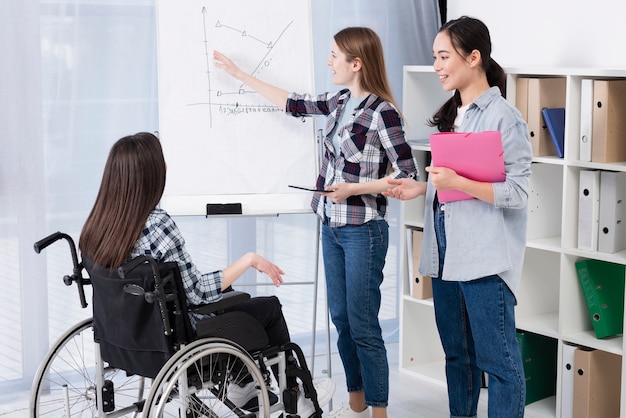 Foto gratuita donne del piano medio che lavorano insieme