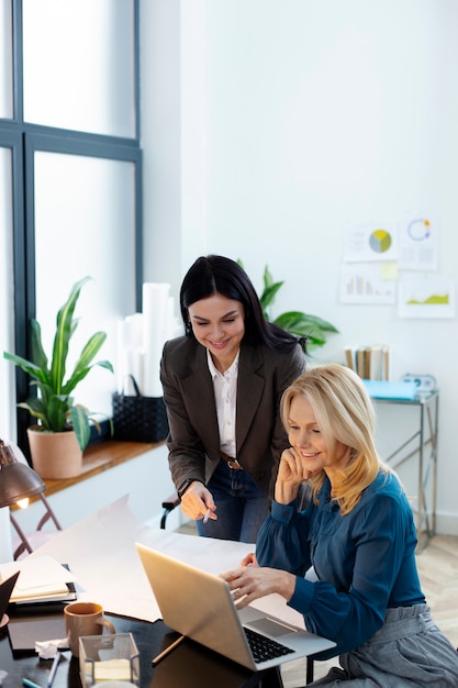 Free photo medium shot women working together