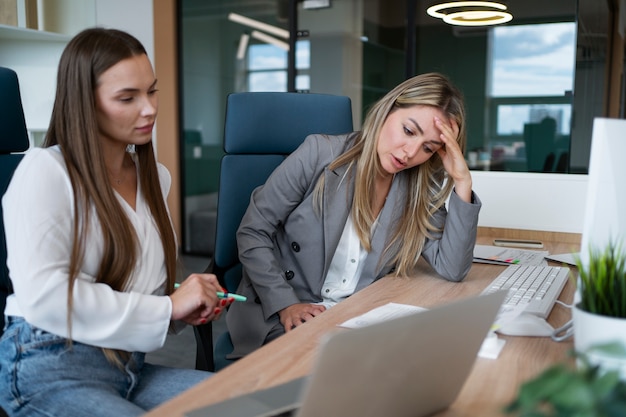 Foto gratuita donne del piano medio che lavorano insieme