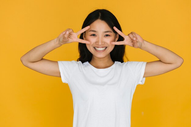ミディアムショット若いアジアの女性が幸せ