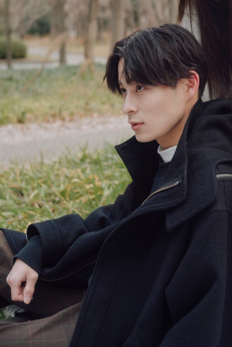 無料Photo 屋外でミディアムショットの若い男