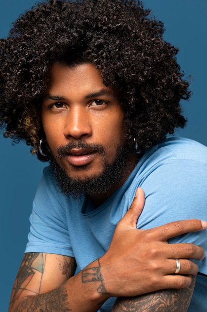 Free photo medium shot young man posing in studio