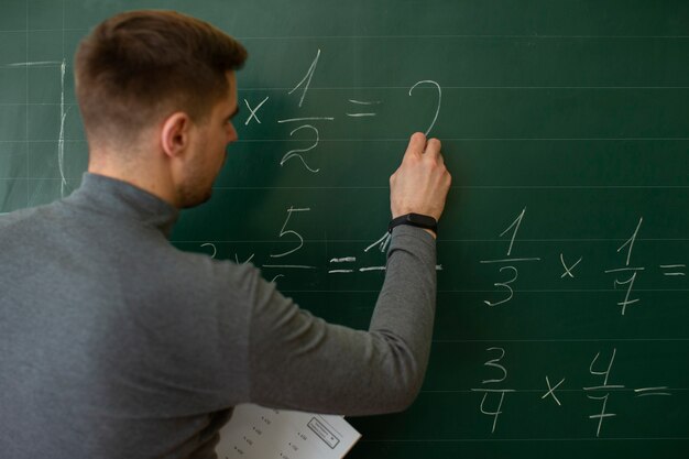 수학을 가르치는 중간 샷 젊은 남자