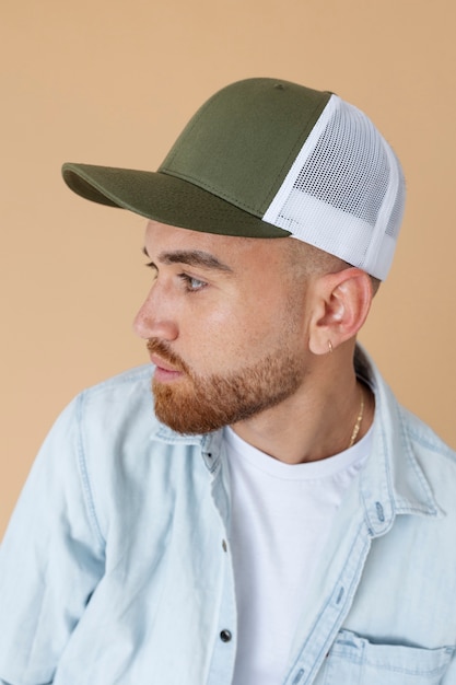 Free photo medium shot young man wearing trucker hat