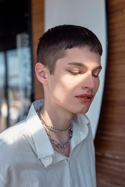 Free photo medium shot young man with necklace