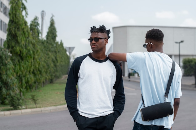 Free photo medium shot young men posing together