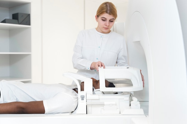 Бесплатное фото Молодой пациент среднего роста получает компьютерную томографию
