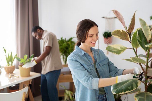 植物の世話をするミディアムショットの若者