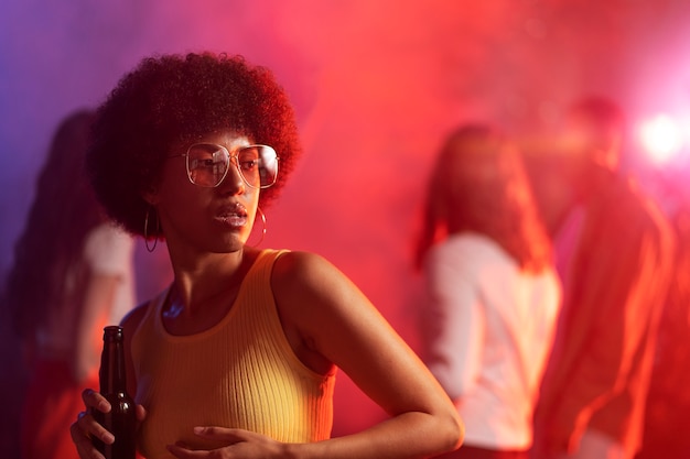 Free photo medium shot young woman dancing at techno party