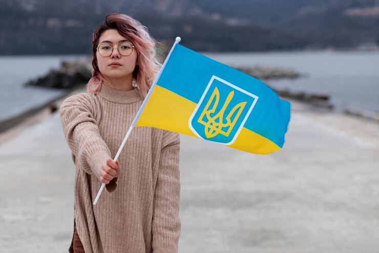 Бесплатный Фотография средний снимок молодой женщины с украинским флагом