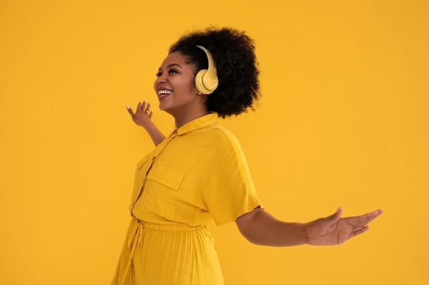 Free photo medium shot young woman posing with headphones