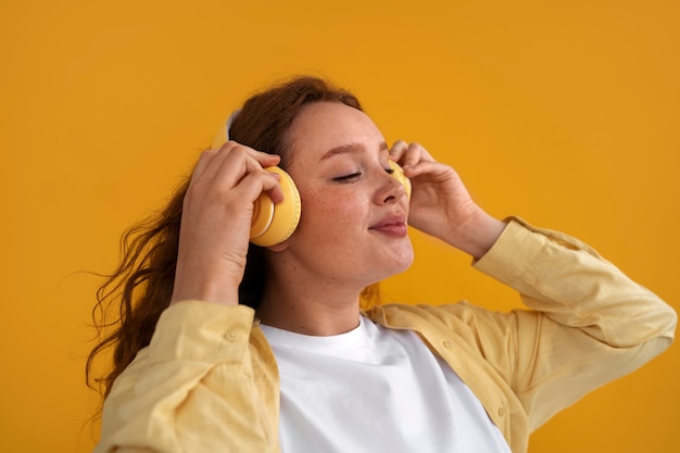 Free photo medium shot young woman posing with headphones