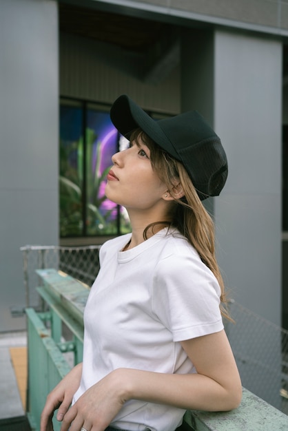 Free photo medium shot young woman posing with trucker hat