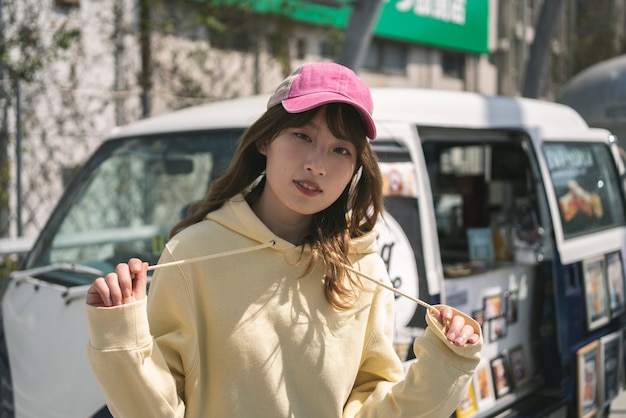 Free photo medium shot young woman wearing trucker hat