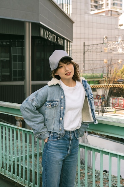 Free photo medium shot young woman wearing trucker hat