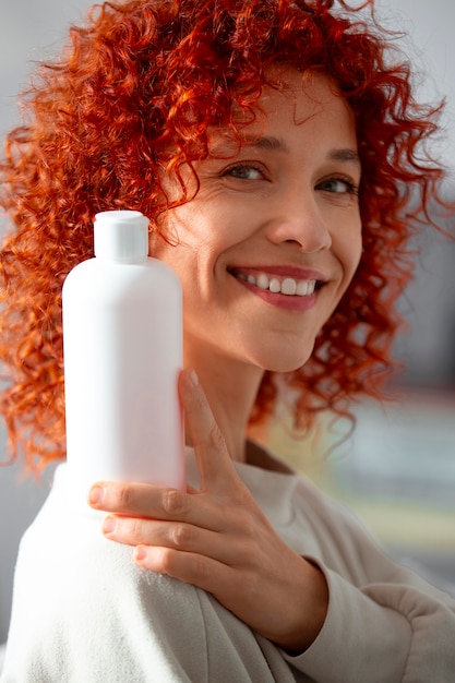 Foto gratuita donna giovane di taglio medio con i capelli ricci.