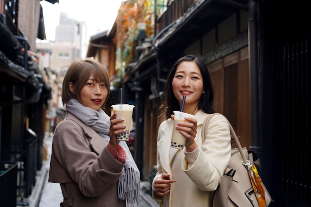 Free photo medium shot young women with bubble tea