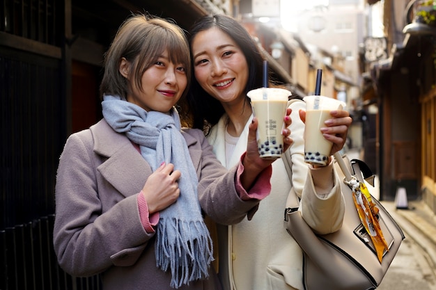 タピオカティーを持つミディアムショットの若い女性