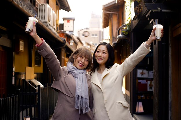 Free photo medium shot young women with bubble tea