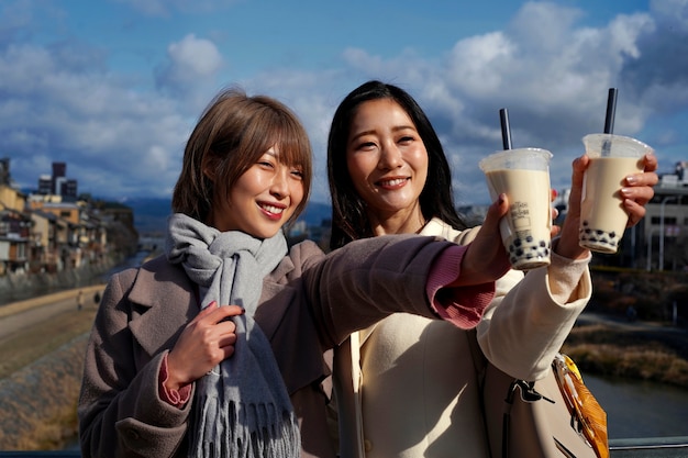 無料写真 タピオカティーを持つミディアムショットの若い女性