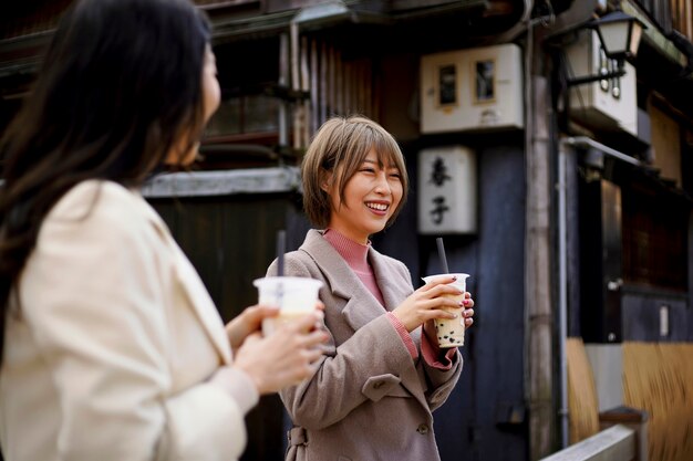 タピオカティーを持つミディアムショットの若い女性