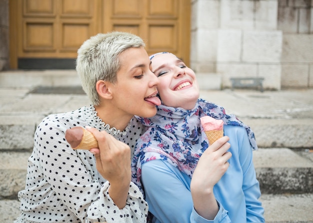 Foto gratuita colpi medi dell'amico che mangiano il gelato