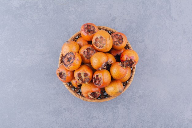 지상에 나무 접시에 고립 된 Medlars