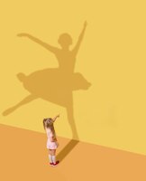 Foto gratuita incontro con il futuro. infanzia e concetto di sogno. immagine concettuale con bambino e ombra sulla parete gialla dello studio. la bambina vuole diventare ballerina, ballerina, artista e costruire una carriera.