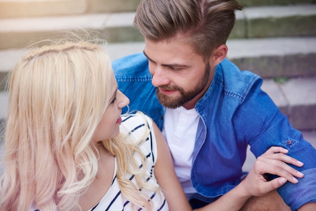 Free photo meeting of loving couple in the city