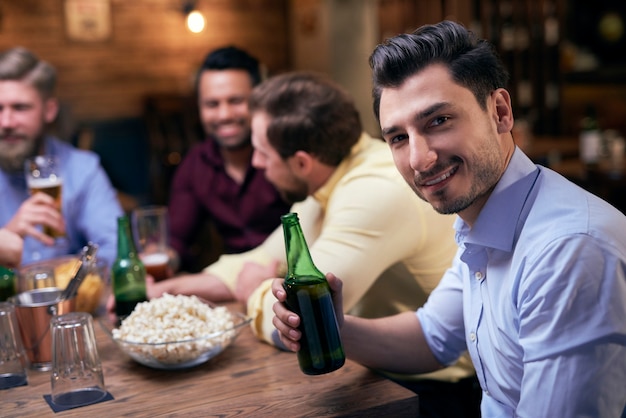 Incontro con i migliori amici al bar