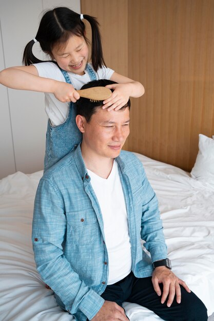 メイドゥムが父親の髪をブラッシングするショット