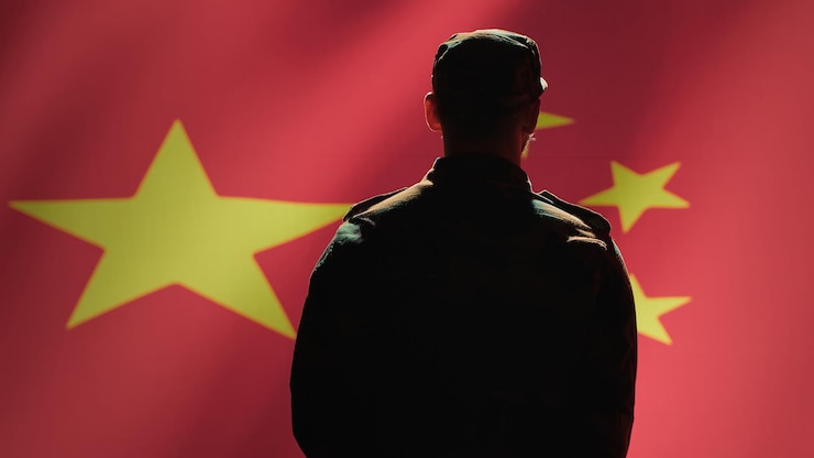 免費 Photo 中國軍隊成員向中國國旗致敬