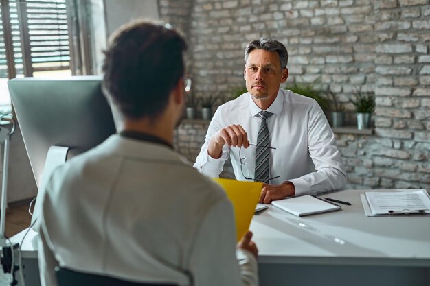 Free photo member of human resource team having job interview with a candidate in the office