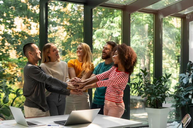 Membri di un sindacato che lavorano insieme