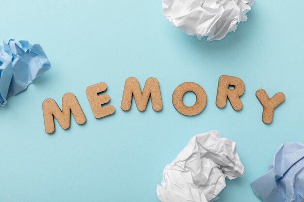 구겨진 종이가 있는 메모리 개념