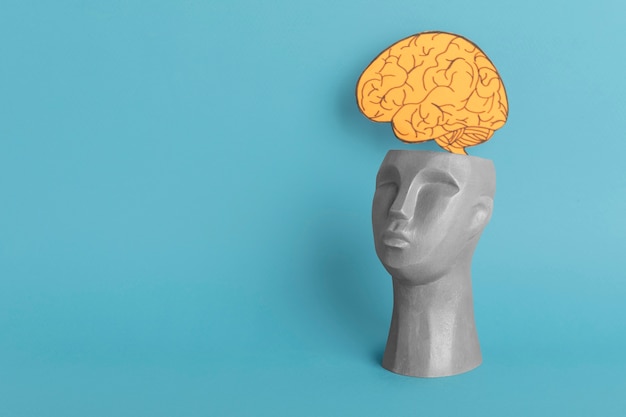 Концепция памяти со скульптурой и мозгом