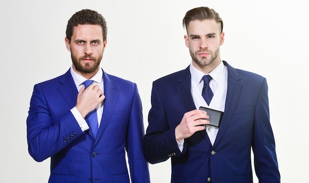Мужчины регулируют деловые костюмы. уверены в своем стиле. деловые люди выбирают официальную одежду. каждая деталь имеет значение. стильный внешний вид. дресс-код в деловом стиле. готовьтесь к бизнес-конференции.