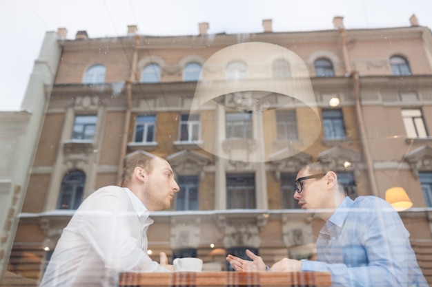 Foto gratuita uomini nel caffè