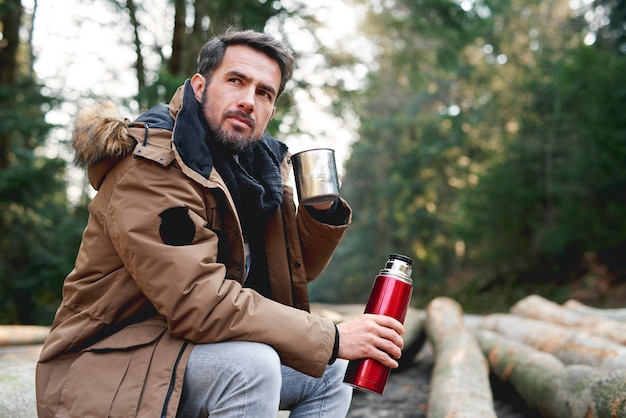 Uomini che si rilassano nella foresta autunnale